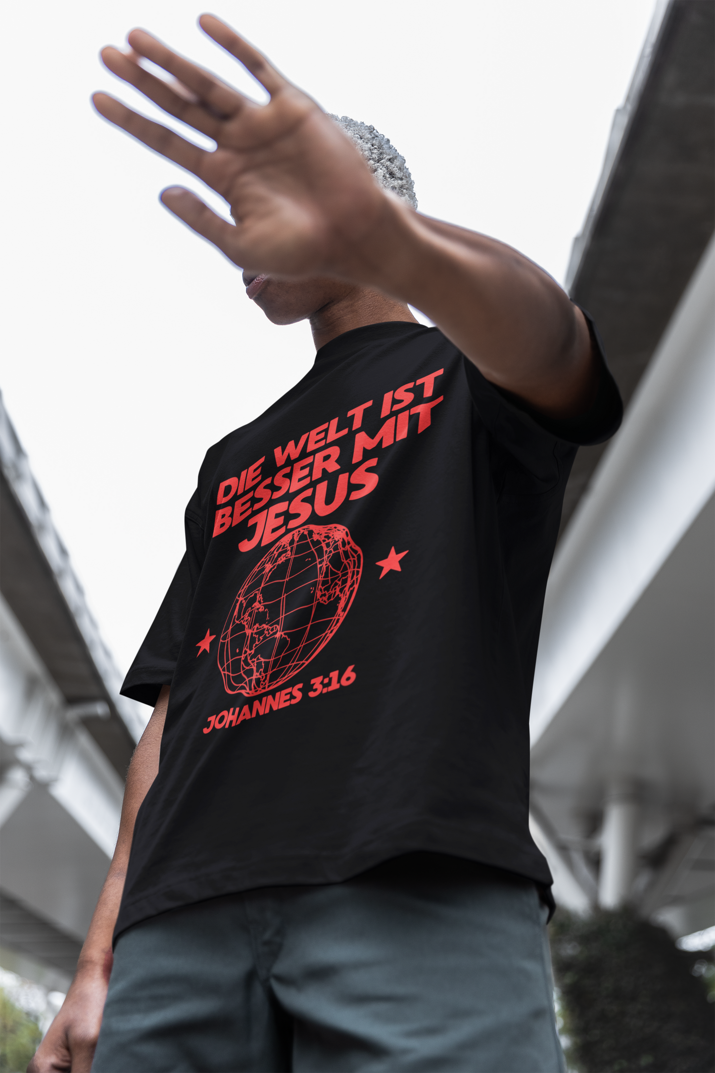 Die Welt ist besser mit Jesus - Frontprint, Oversized Shirt.