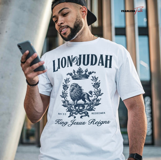 Lion of Judah – King Jesus Reigns - Frontprint, Premium T-Shirt.